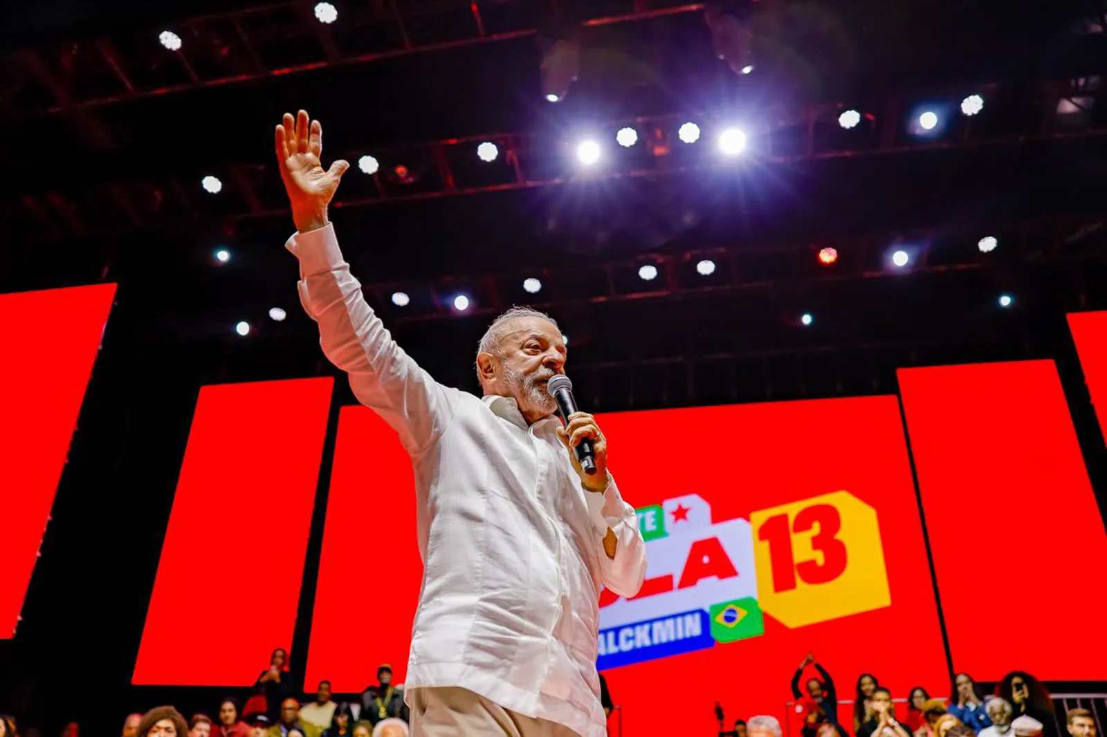 Lula defende investigação de ministros do STF durante comício no Rio