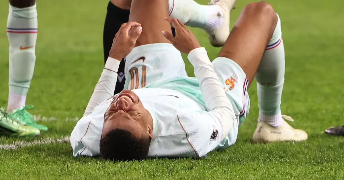França vence Turquia na estreia de Zidane, mas Mbappé deixa jogo com dores