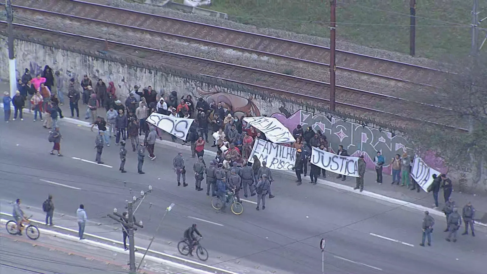 Fogo na via interrompe trecho da Linha 12-Safira em São Paulo