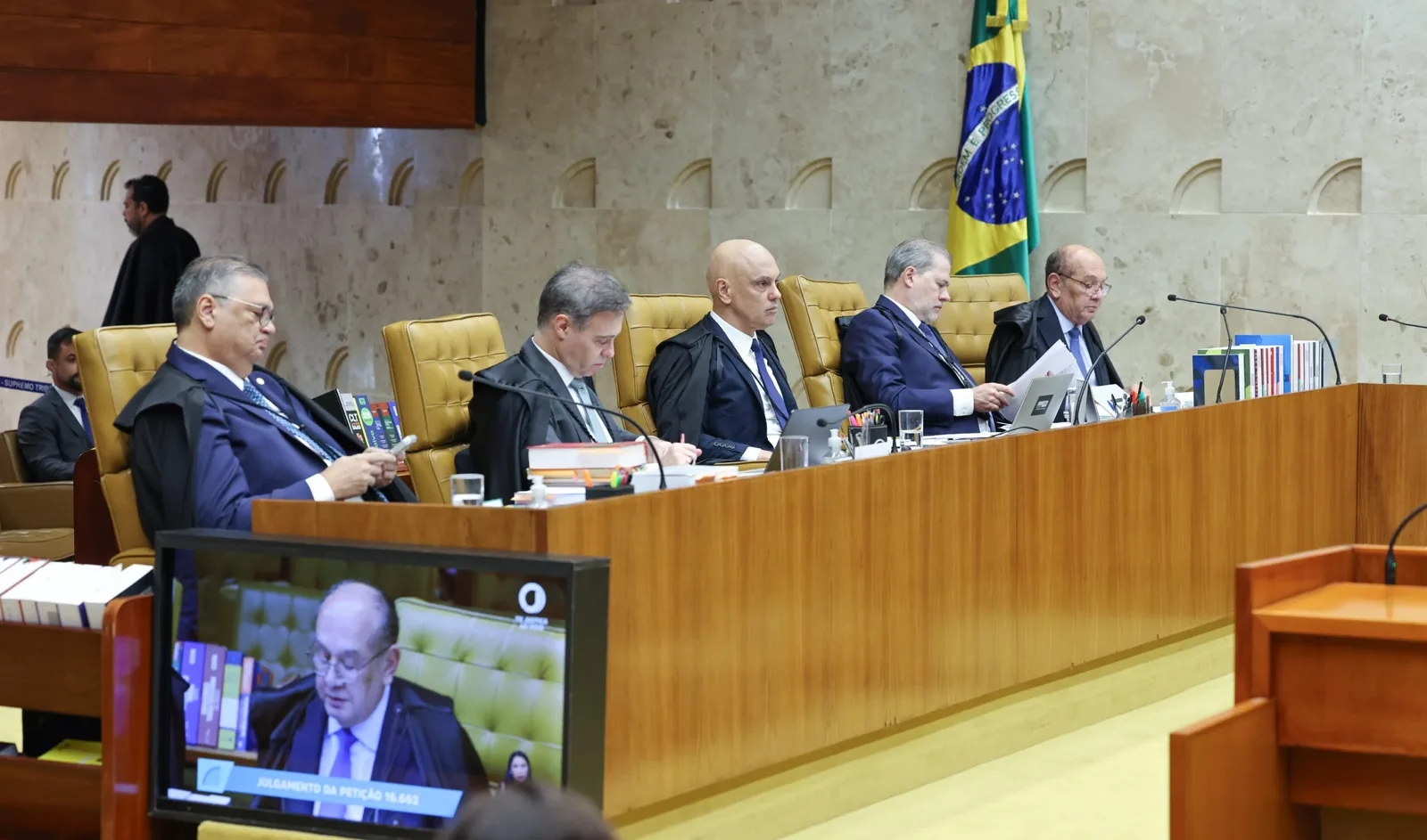 STF retoma sessões após confronto entre ministros em julgamento sobre Moraes