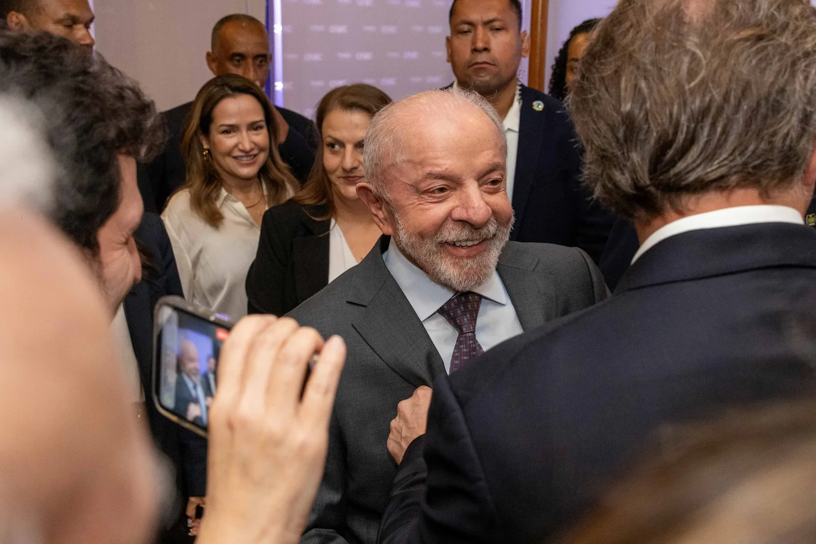 Lula promete manter estabilidade fiscal e diz que eleição opõe democracia e barbárie