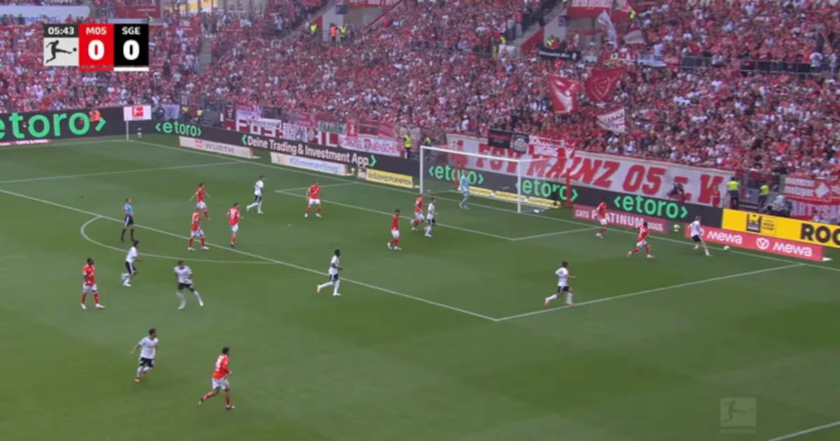 Frankfurt marca três vezes e supera o Mainz na Bundesliga