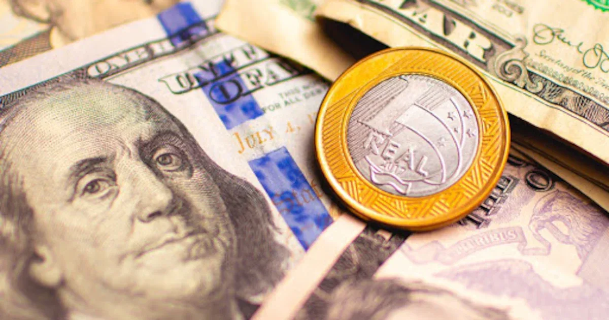 Dólar oscila pouco, mas eleições de 2026 dividem projeções do mercado