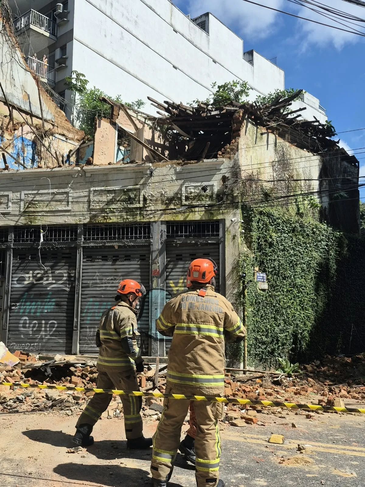 Mulher e criança ficam feridas após queda de estrutura de casarão