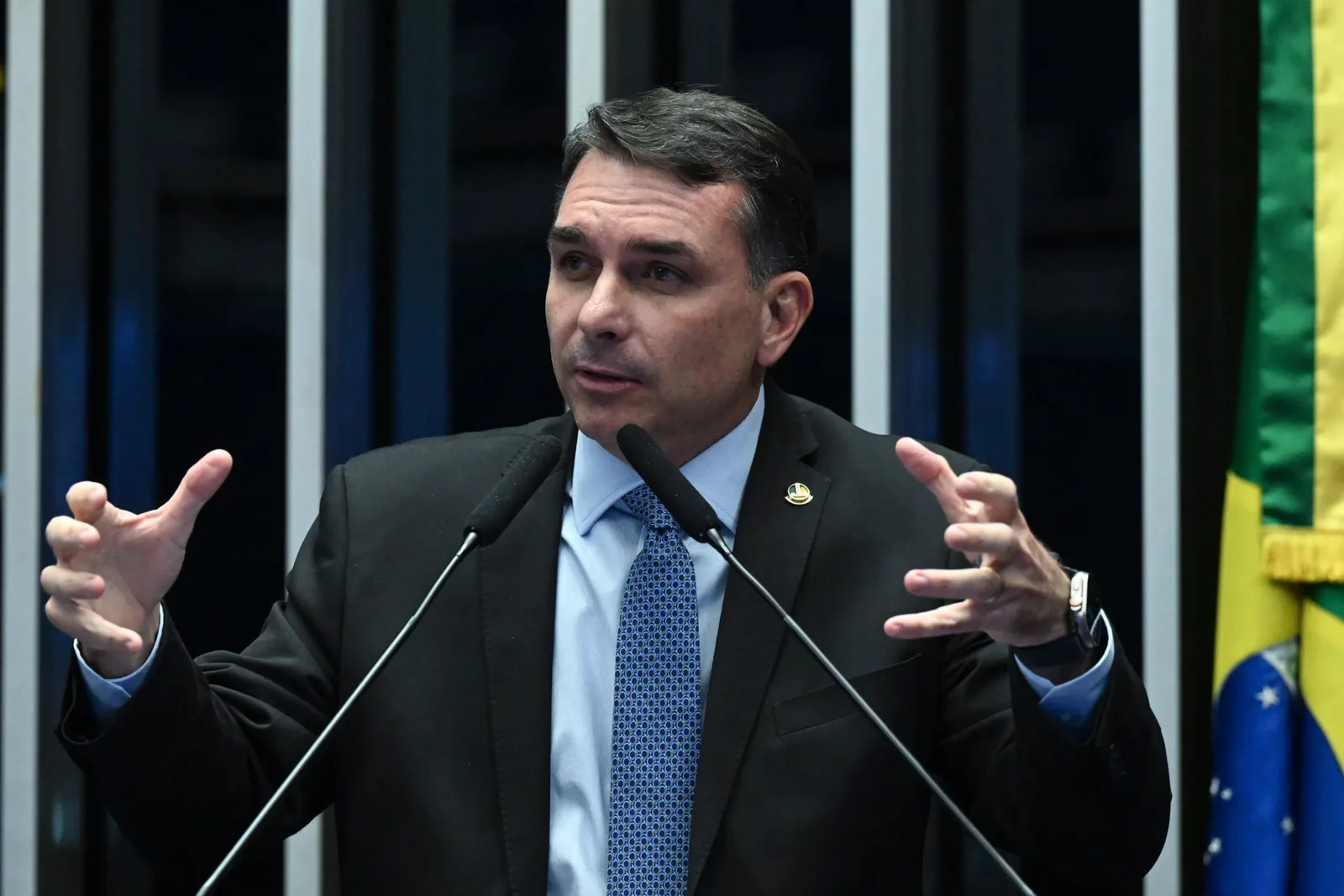 Flávio Bolsonaro aparece como investigado em apuração sobre filme de Jair Bolsonaro