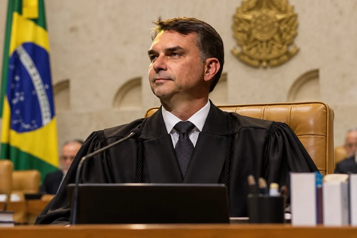 Eduardo Bolsonaro sugere irmão, Flávio, para uma vaga no STF