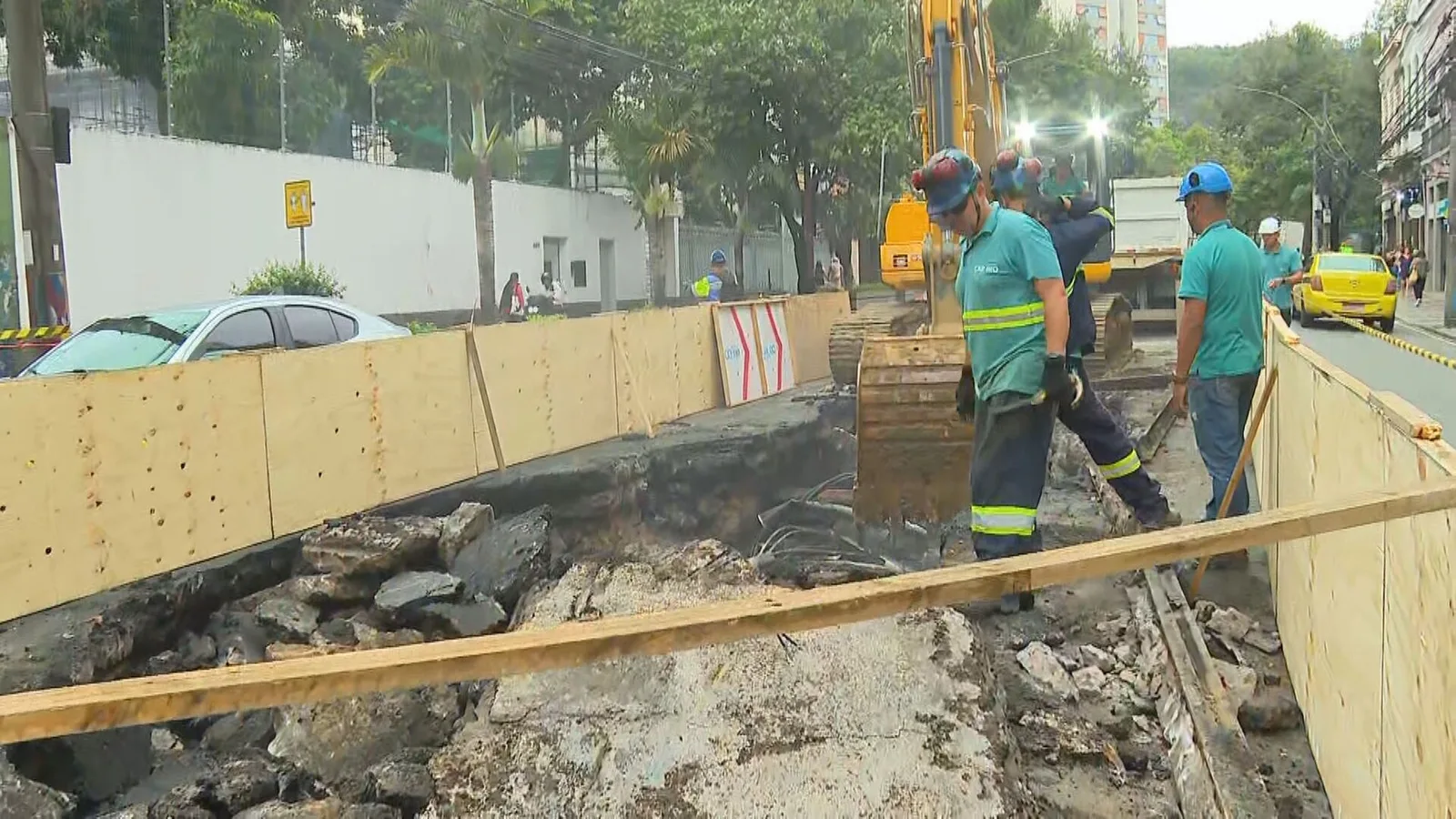 Rua das Laranjeiras mantém faixa interditada após asfalto ceder no Rio