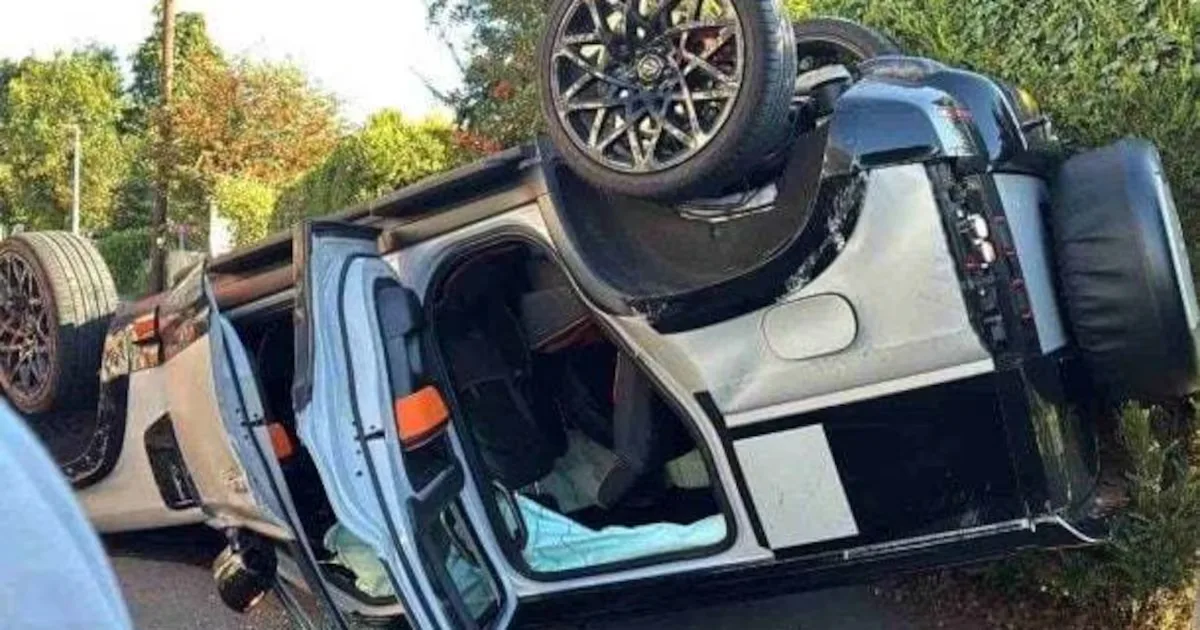 Sorba Thomas capota carro perto de treino do Hull City na Inglaterra