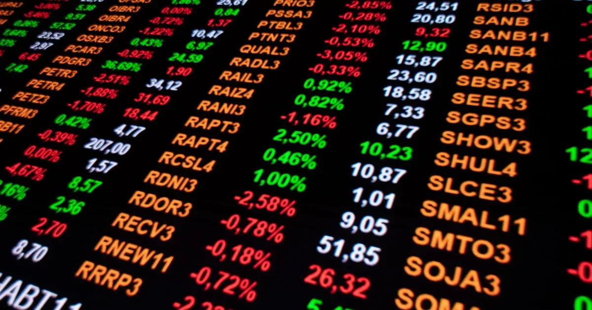 Ibovespa recua na semana, pressionado por inflação, juros e cenário eleitoral