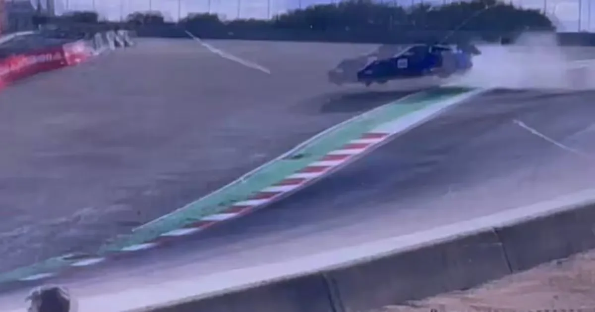 Carro atravessa barreira e para entre árvores durante corrida na Califórnia