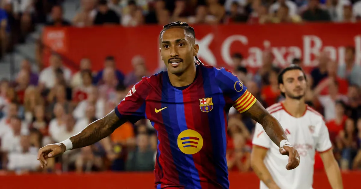 Raphinha terá três jogos e viagens internacionais durante pausa do Barcelona