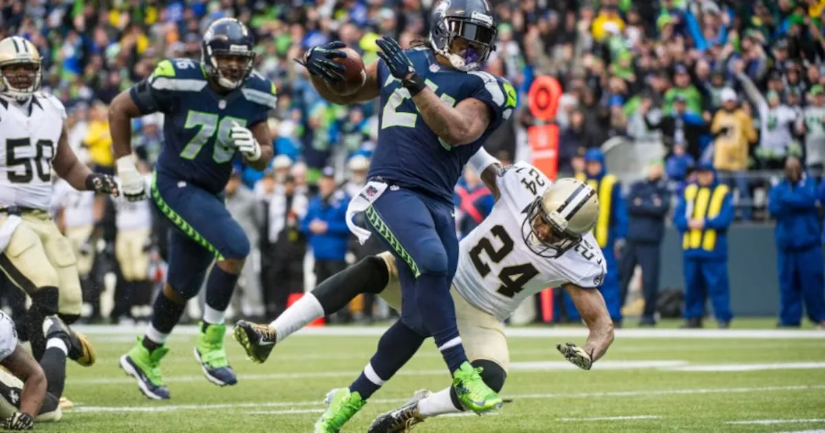 Marshawn Lynch diz que impactos em jogo equivaleram a sete acidentes de carro