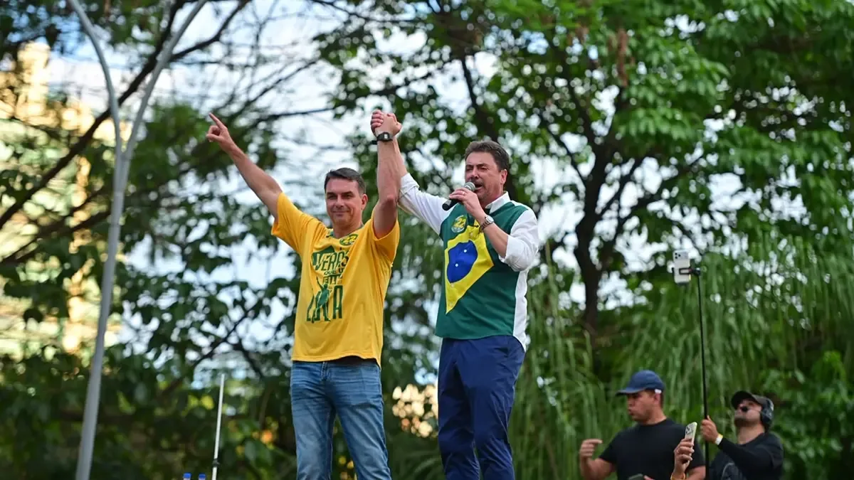 Flávio Bolsonaro e Wilder Morais atacam adversários em ato eleitoral em Goiás