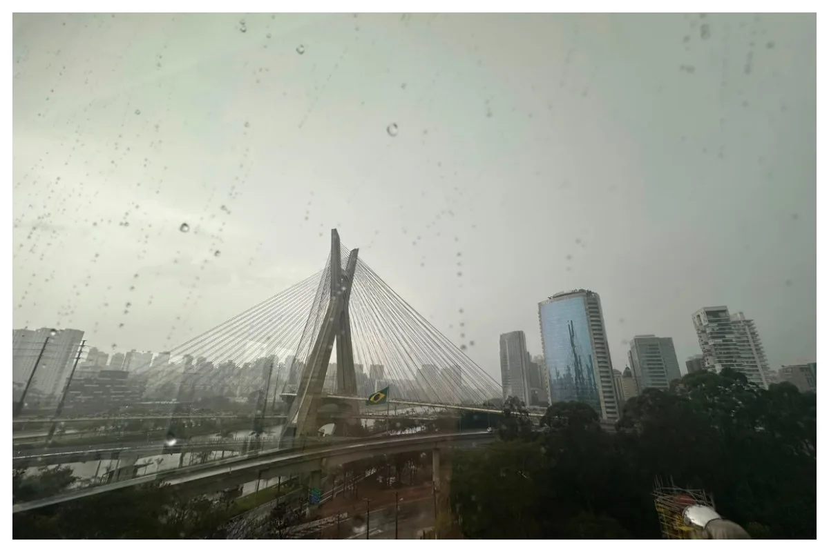 Chuva e ventos fortes deixam céu escuro em São Paulo neste sábado