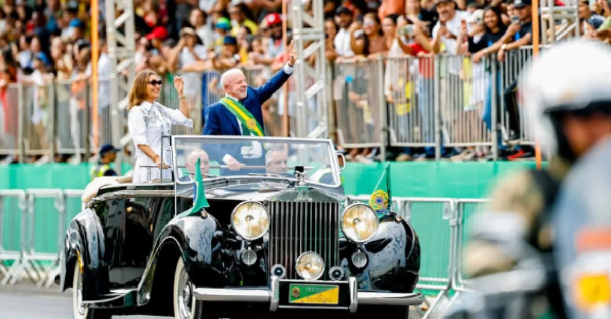 Lula participa do desfile de 7 de Setembro ao lado dos chefes dos três Poderes