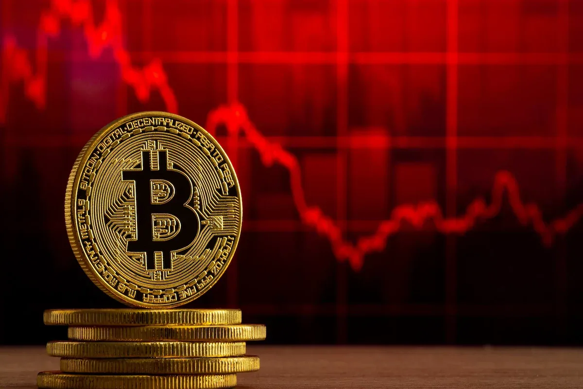 Bitcoin cai 0,97% com petróleo perto de US$ 100 e atenção aos juros dos EUA