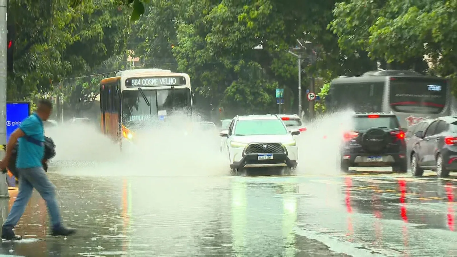 Chuva atinge o Rio, causa pontos de alagamento e derruba árvore em Botafogo