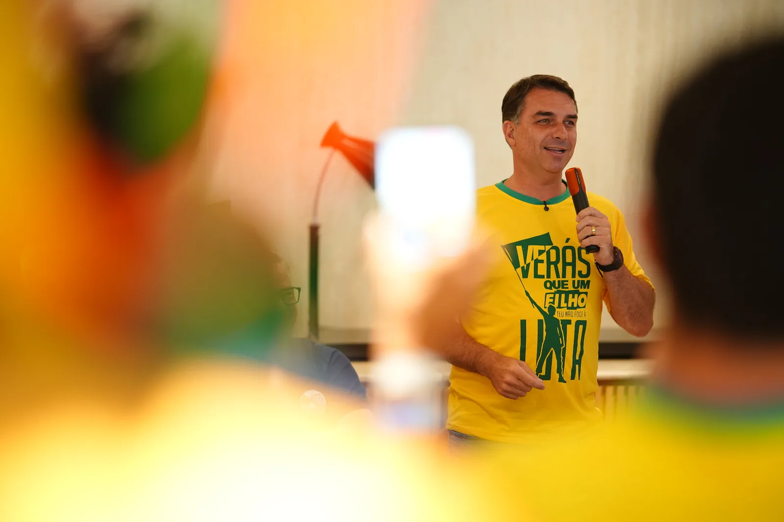 Campanha de Flávio Bolsonaro evita atacar reajuste do Bolsa Família