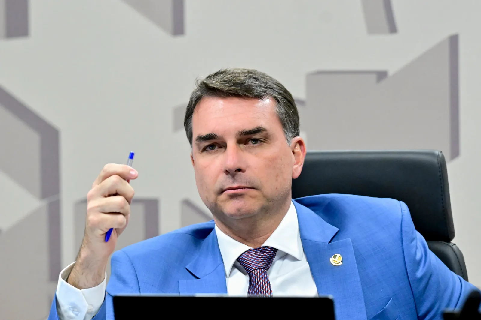 Flávio Bolsonaro defende Mendonça e pede fim do sigilo sobre investigação