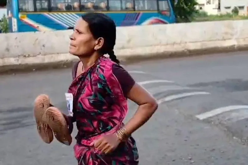 Mãe vence corrida descalça na Índia para pagar estudos das filhas