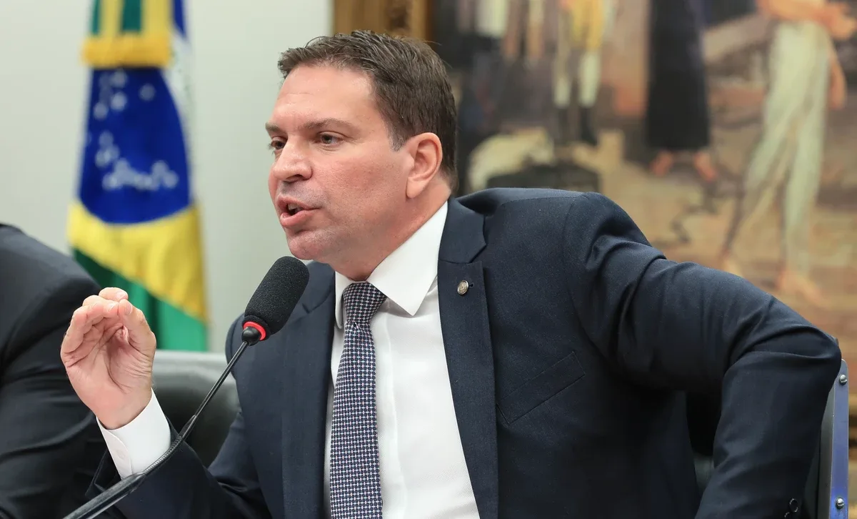 Campanha de Rebeca Ramagem repassa verba pública a ex-assessores do marido