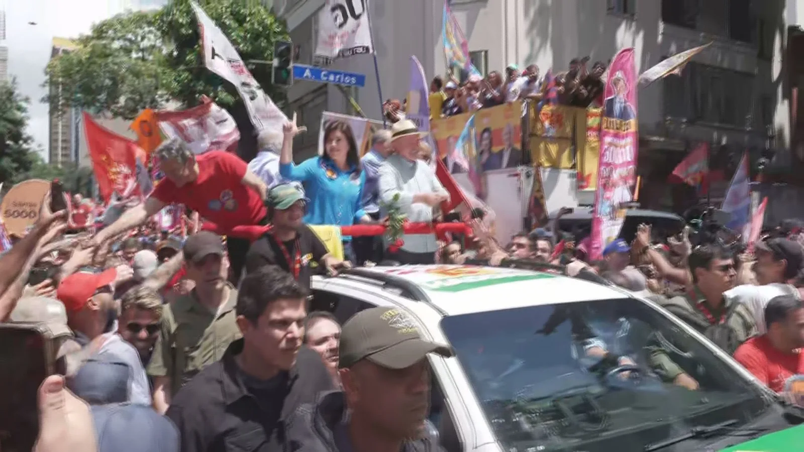 Lula e Flávio Bolsonaro fazem atos finais antes do primeiro turno em São Paulo