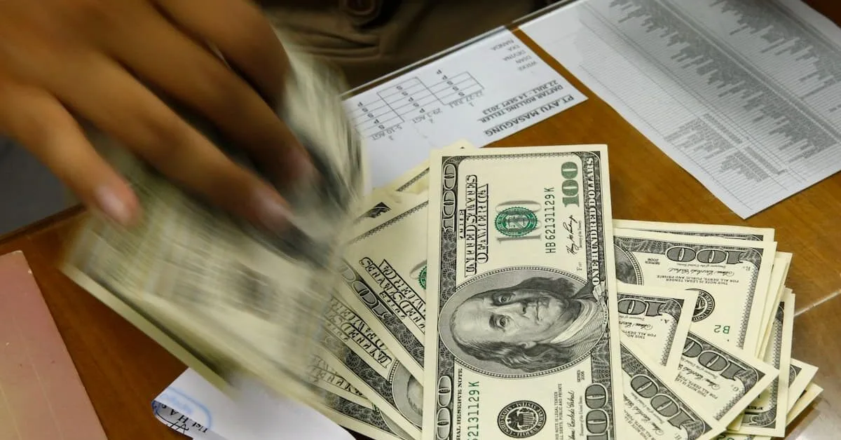 Dólar sobe 1,27% e fecha a R$ 5,1689 após pesquisa eleitoral