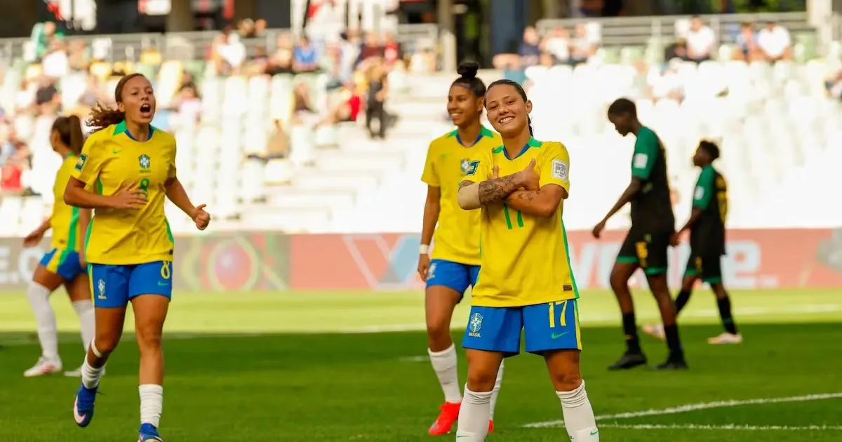 Nova lei exige equipes femininas de clubes e amplia ações no futebol