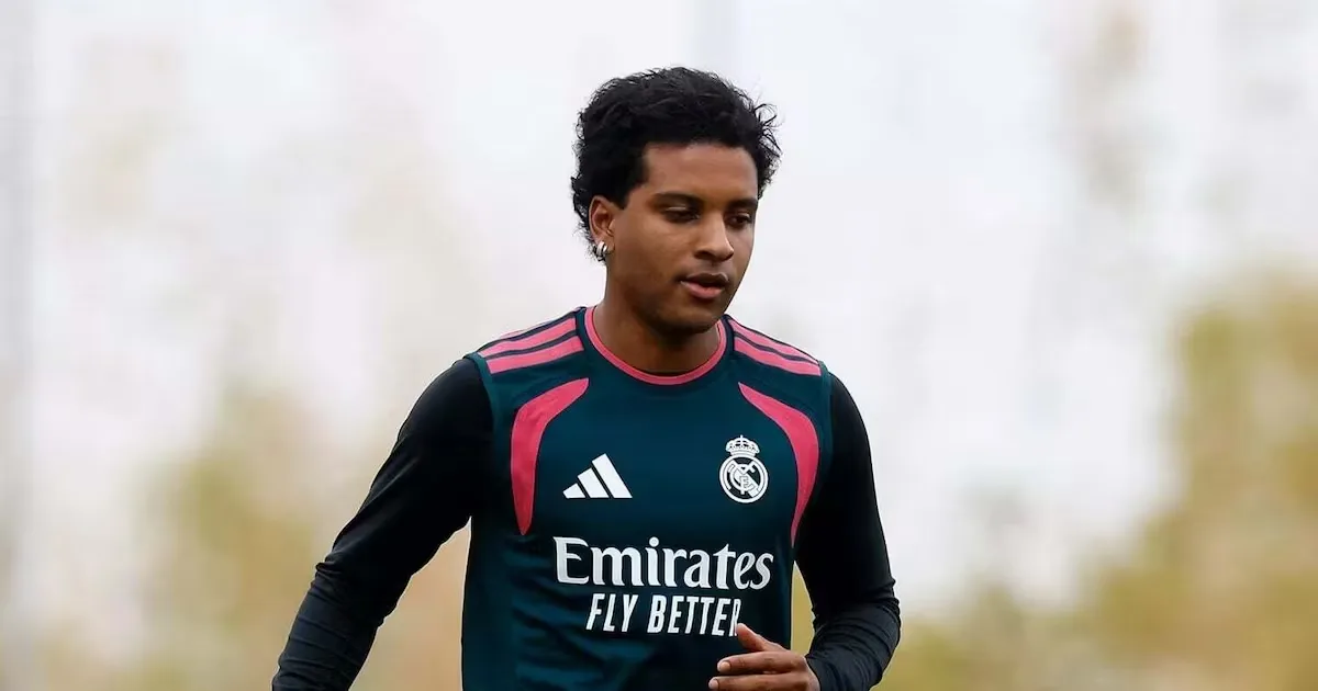 Rodrygo volta a trabalhar com bola durante recuperação no Real Madrid
