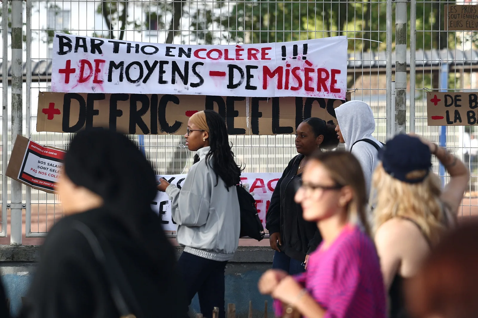 OCDE compara salários, contratos e falta de professores na França e no Brasil