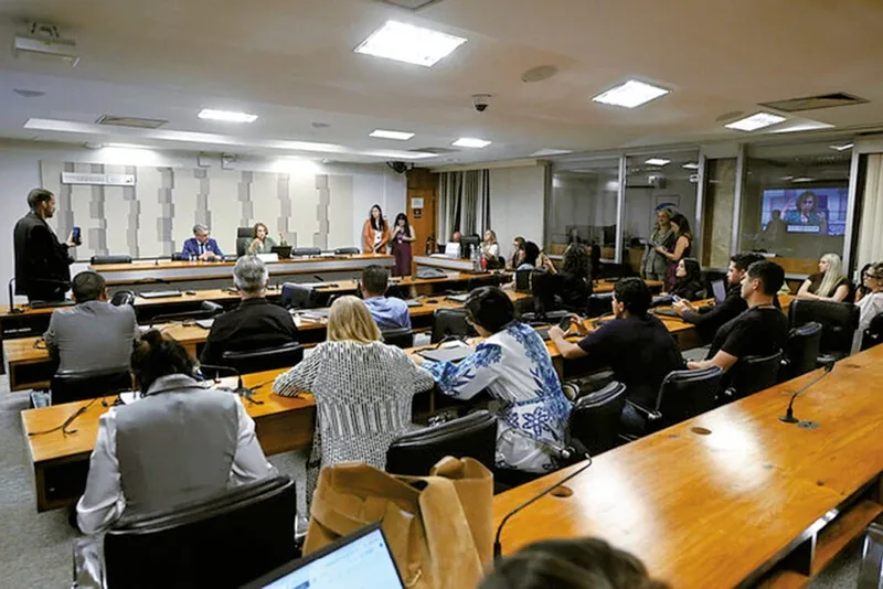 Oposição pressiona por investigação enquanto STF adia análise sobre Moraes