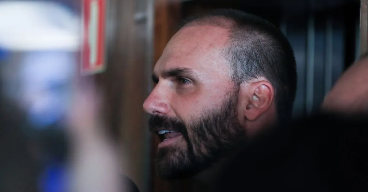 Eduardo Bolsonaro perde cargo na Polícia Federal por faltas ao serviço