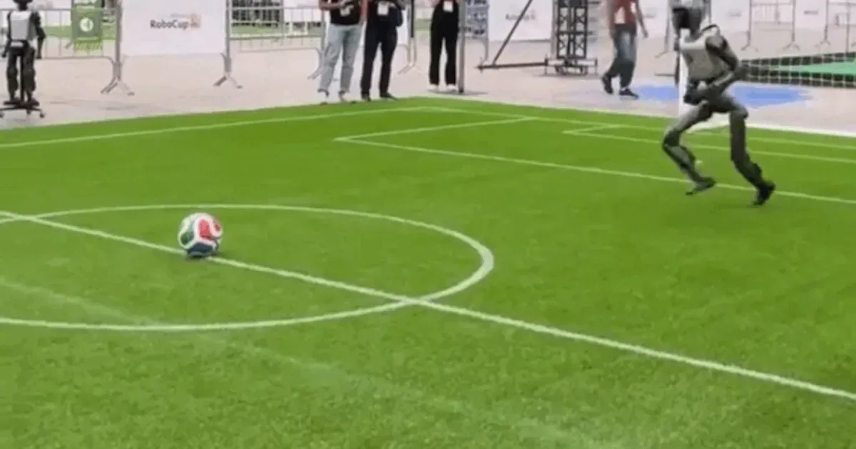 Queda de robô durante competição de futebol provoca piadas nas redes