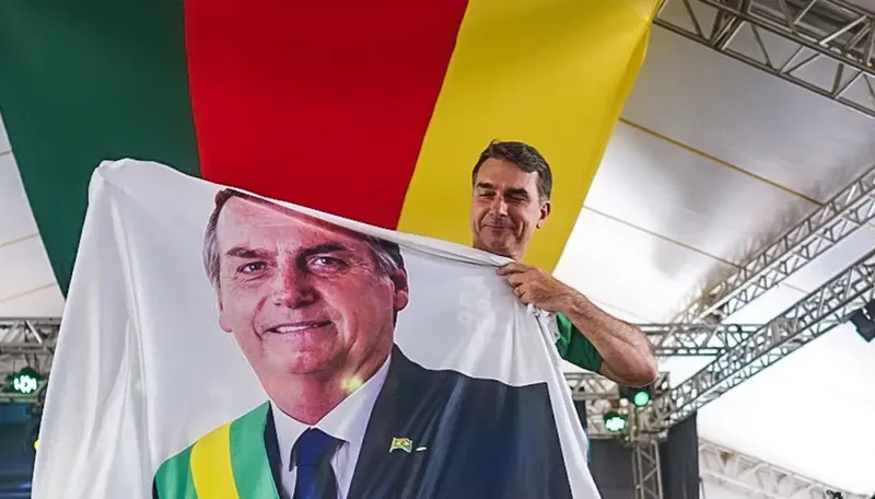 Flávio Bolsonaro visita Filipe Martins em prisão de Ponta Grossa