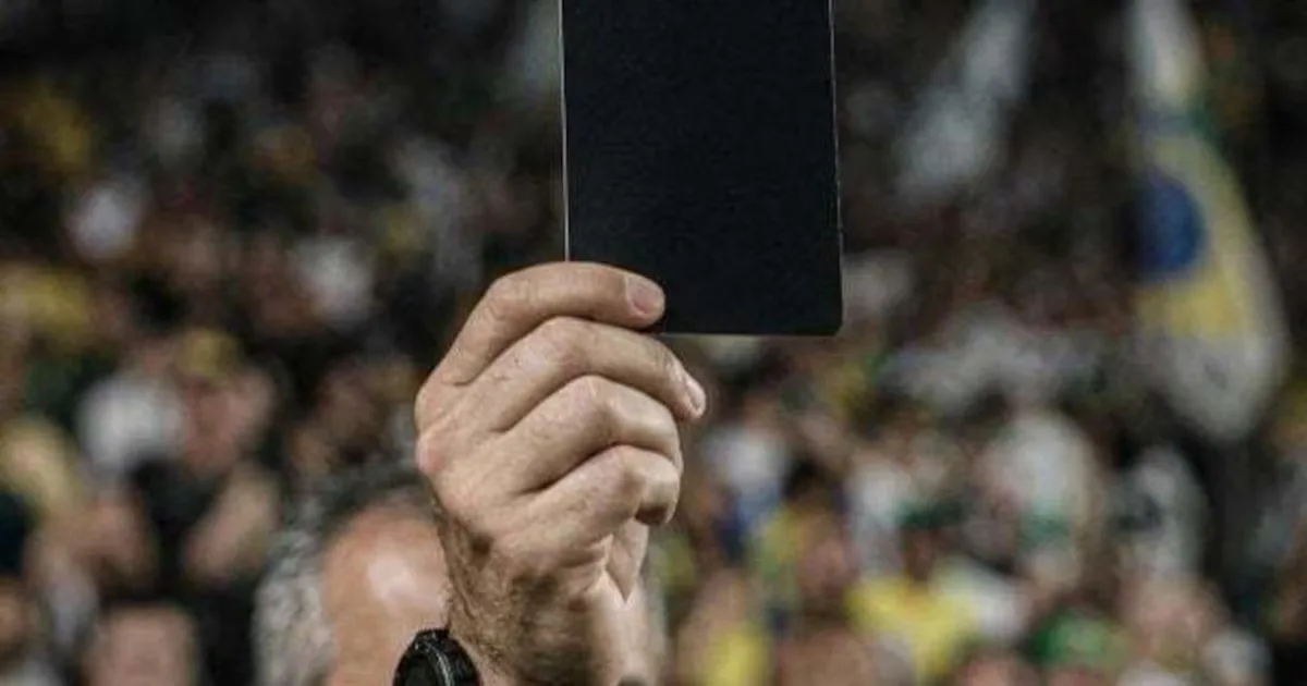 Romênia aprova cartão preto para encerrar jogos de base por abusos nas arquibancadas
