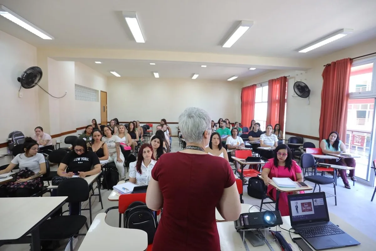 Diploma eleva renda média, mas falta de experiência dificulta entrada no mercado
