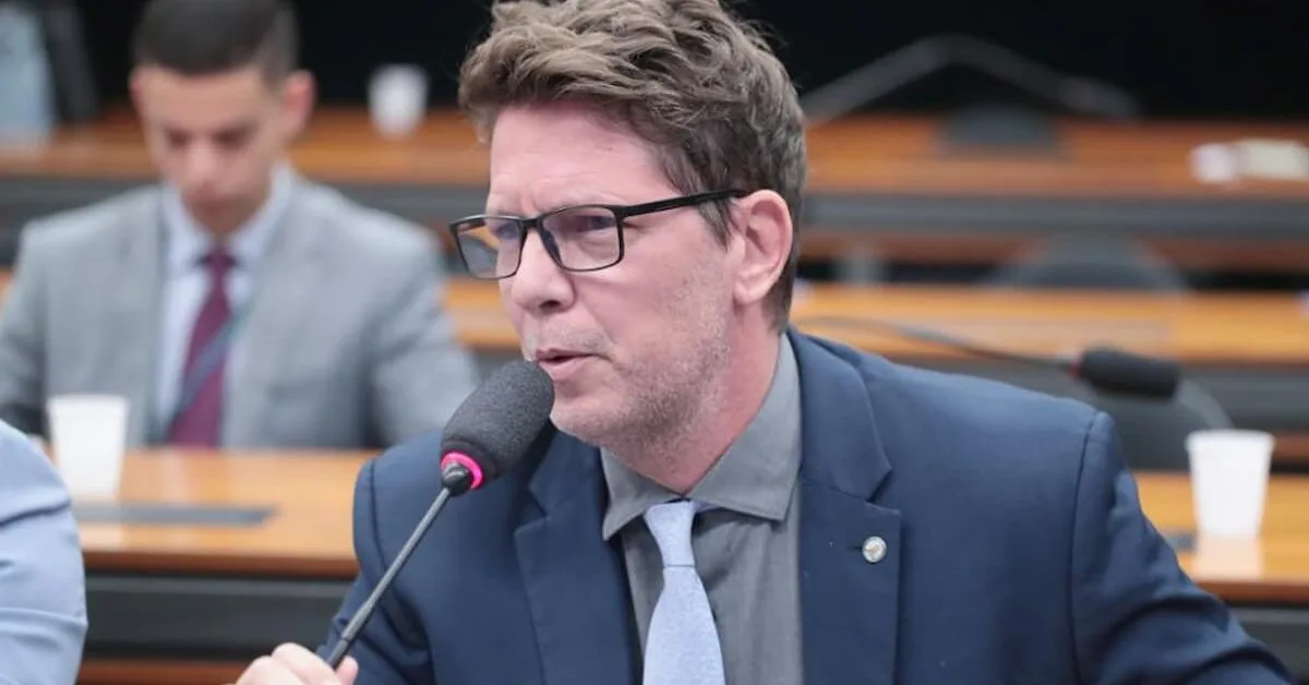 Flávio Dino impede viagem internacional de Mário Frias em investigação sobre filme