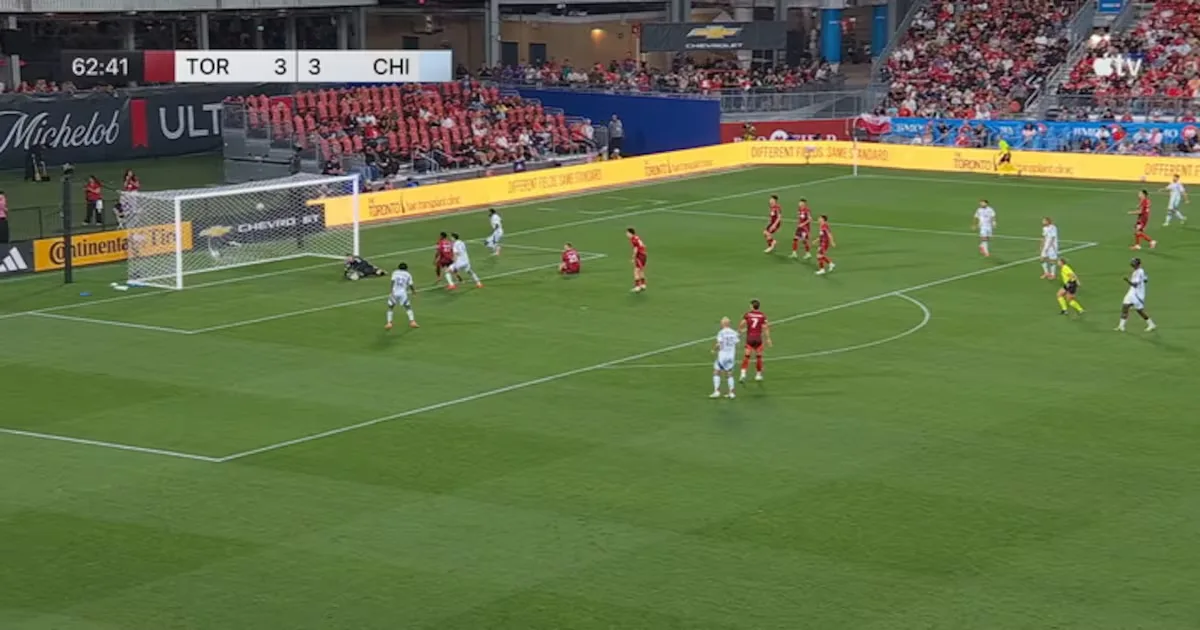 Chicago Fire vence Toronto FC por 4 a 3 em jogo com gol de Lewandowski