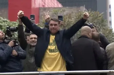 Flávio Bolsonaro promete romper aliança entre Lula e Moraes em ato em São Paulo