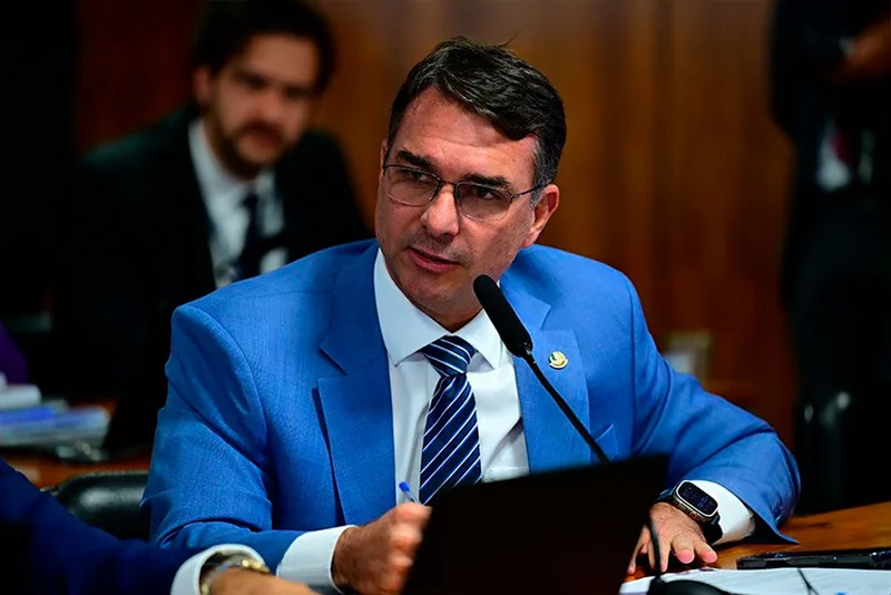 Campanha de Flávio pede prisão de coordenador da Secom por mensagem falsa