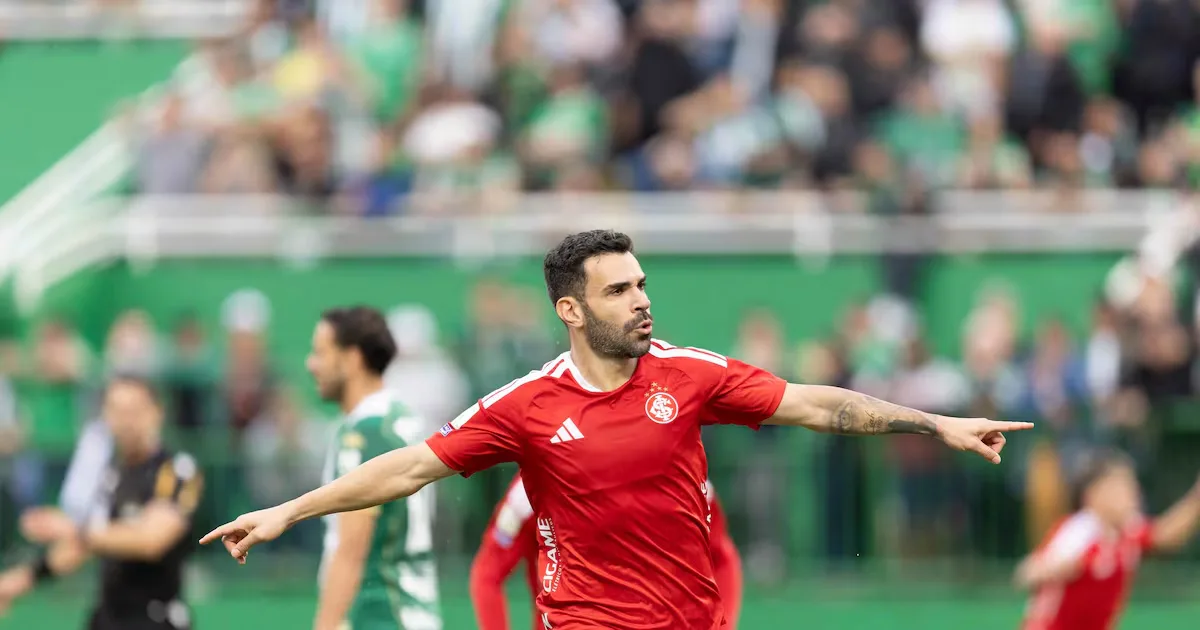 Internacional bate a Chapecoense por 2 a 1 e deixa jejum no Brasileirão