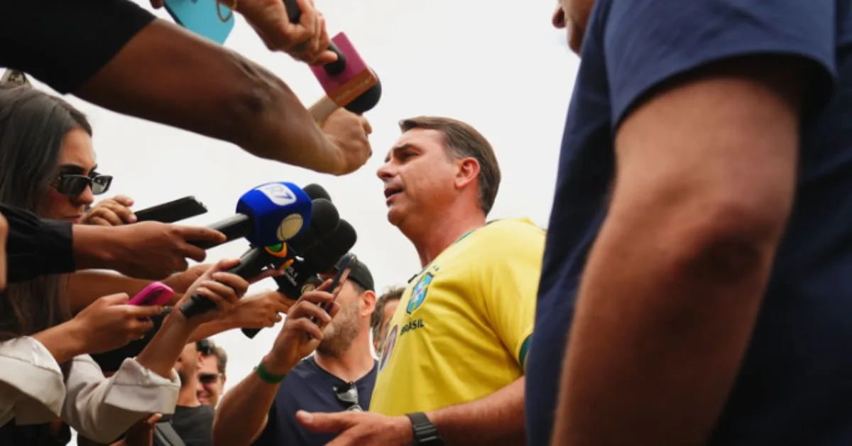 Flávio Bolsonaro critica reajuste do Bolsa Família e diz que pobres querem trabalhar