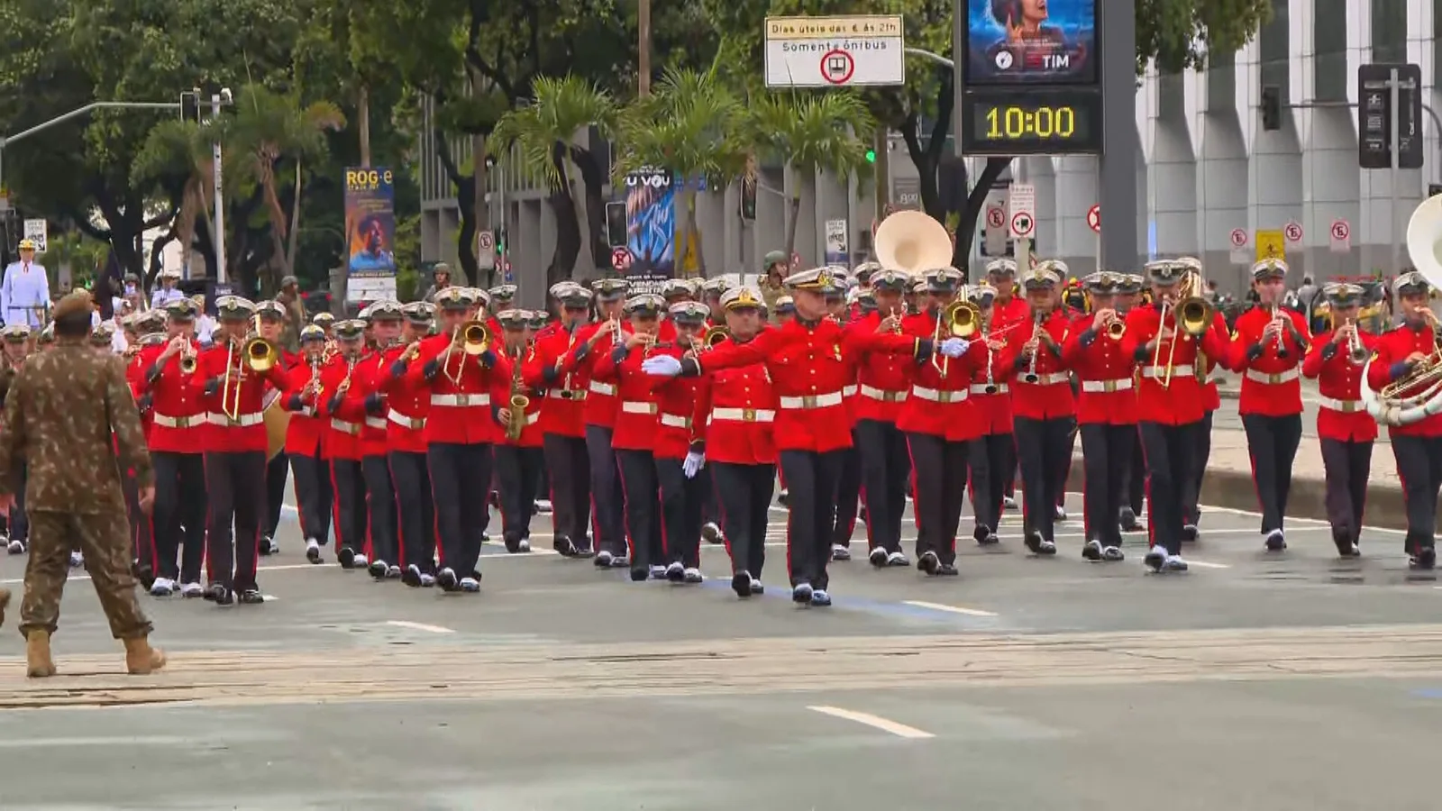 Chuva não impede desfile da Independência com 6,6 mil militares no Rio