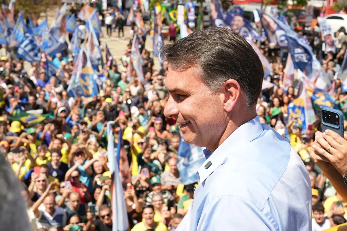 Flávio Bolsonaro acusa Alcolumbre de barrar pedidos contra Moraes