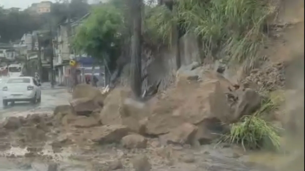 Deslizamento interdita pista da Rua Clarimundo de Melo, no Rio