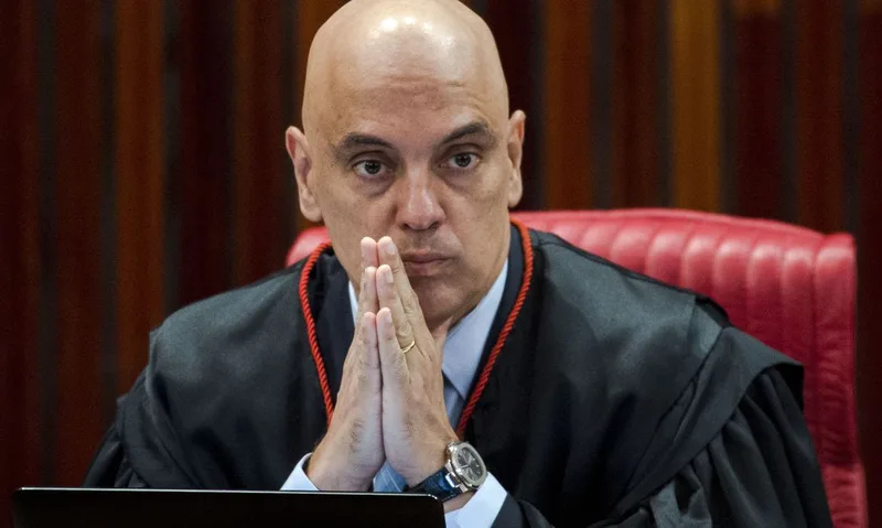 Moraes entrega documento ao STF e questiona investigação sobre Banco Master