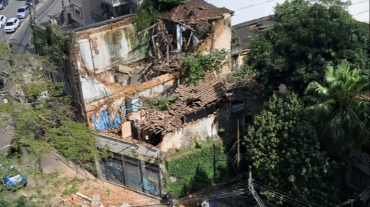 Desabamento de casarão fere mãe e filha de 2 anos no Rio