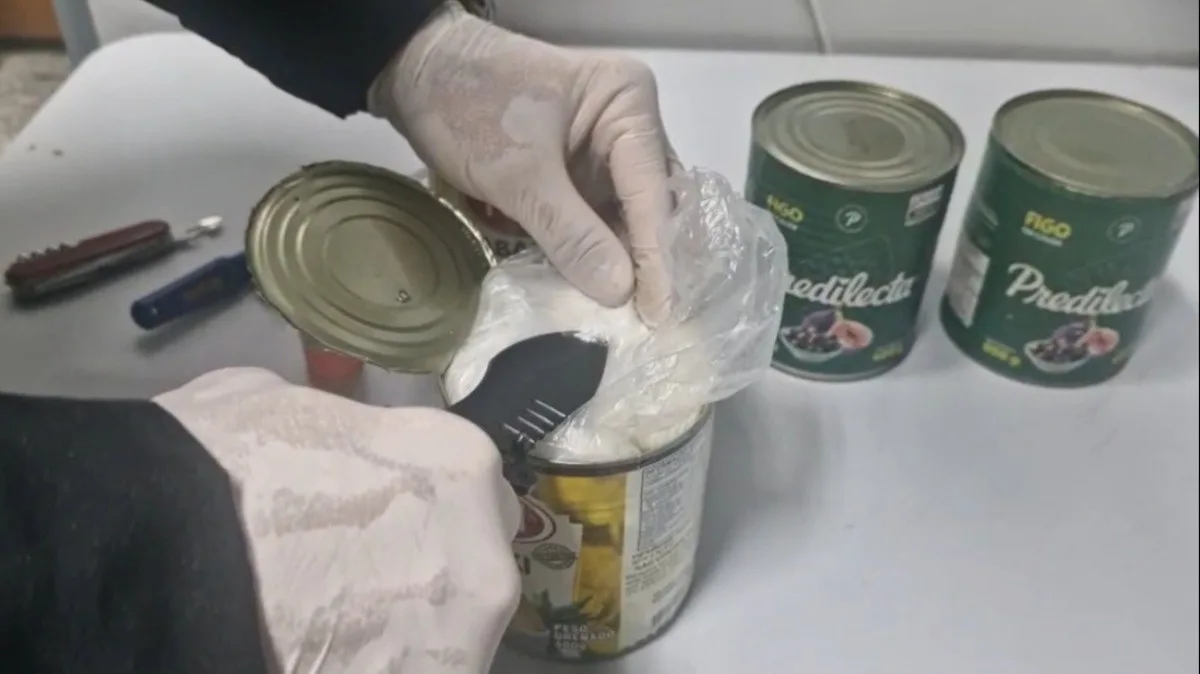 PF prende mulher com cerca de 3kg de cocaína escondidos em latas no Galeão