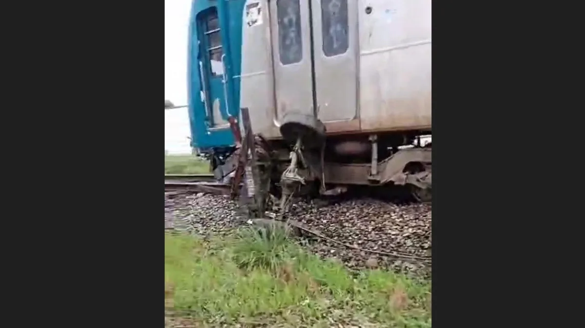 Colisão entre carro e trem deixa pessoa presa em veículo em Duque de Caxias