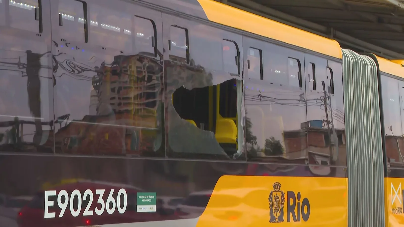 Passageiro morre após ser atingido por disparo em ônibus do BRT no Rio